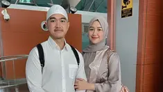 Ini adalah foto sebelum berangkat umrah yang diunggah oleh Kaesang Pangarep. Erina Gudono cantik dengan baju abaya dan jilbab pashmina warna senada. Melihat foto tersebut, netizen salah fokus dengan wajah Erina yang disebut mirip dengan Ibu Iriana. Bahkan tak sedikit yang mendoakan Puteri Indonesia DIY 2022 ini didoakan istiqomah berhijab setelah pulang umrah. (Liputan6.com/IG/@kaesangp)