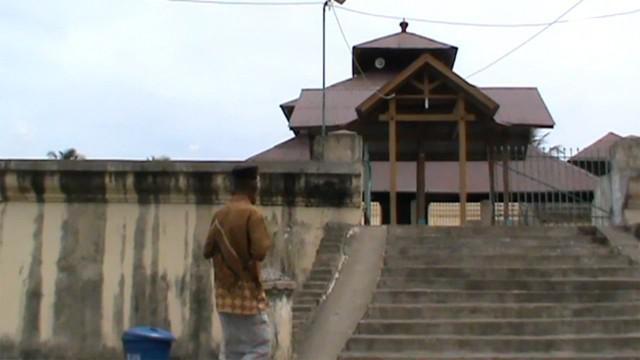 Dahulu masjid yang terletak di kawasan Aceh Besar provinsi Nangroe Aceh Darussalam ini merupakan sebuah pura. 