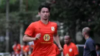 Gavin Kwan dapat komentar lucu dari pelatih Barito Putera, Jacksen F. Tiago. (Bola.com/Iwan Setiawan)