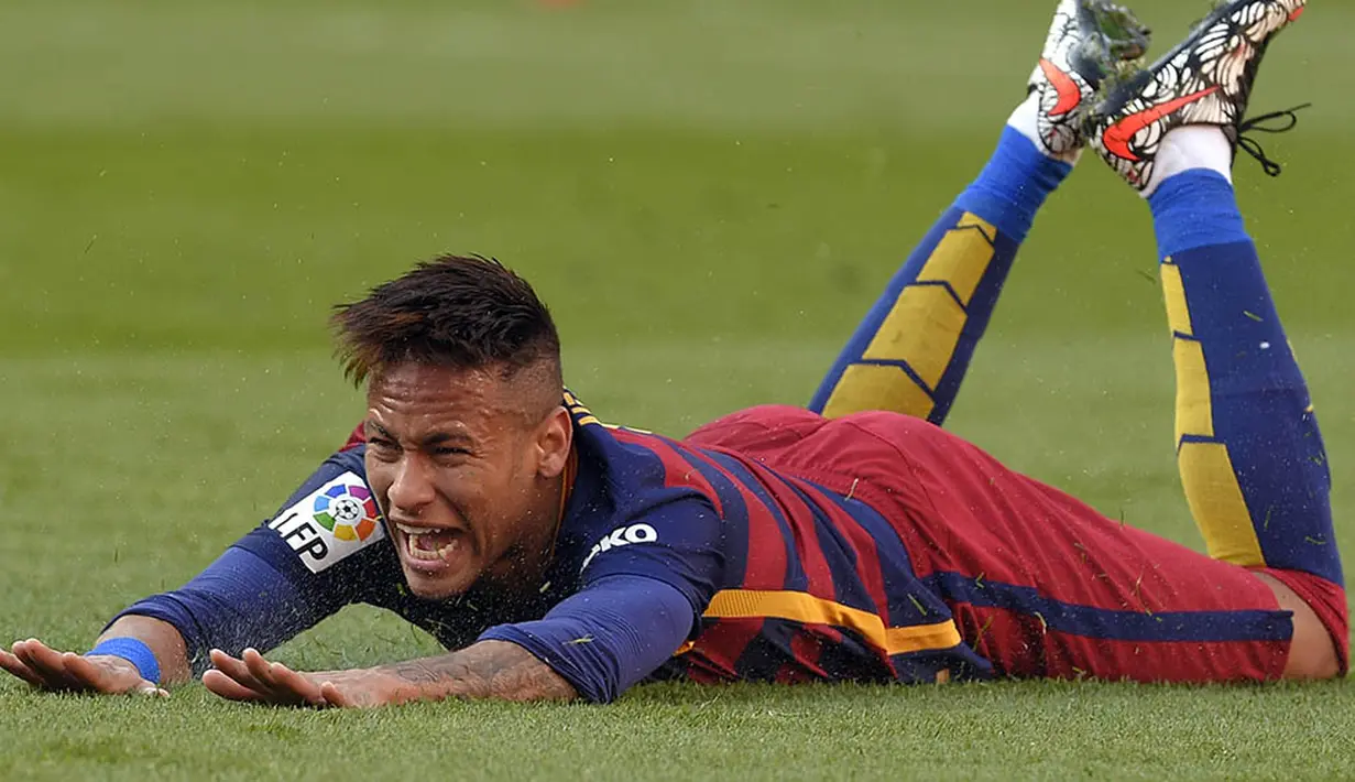 Ekspresi penyerang Barcelona, Neyar, saat dijatuhkan pemain Getafe. Pada pekan ke-30 La Liga pekan depan Barca akan bertandang ke Villarreal. (AFP/Lluis Gene)