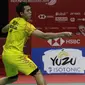 Tunggal putra Indonesia, Jonatan Christie, berusaha memukul kok saat melawan tunggal Denmark pada Indonesia Masters 2019 di Istora Senayan, Jakarta, Sabtu (26/1). Jonatan gagal ke final. (Bola.com/Yoppy Renato)