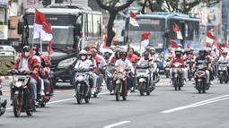 Warga membawa atribut Merah Putih saat melakukan pawai Hari Kemerdekaan ke-77 Republik Indonesia (RI) di Jakarta, Rabu (17/8/2022). Pawai tersebut digelar dalam rangka merayakan Hari Kemerdekaan setelah perayaan sempat ditiadakan selama dua tahun akibat pandemi Covid-19. (merdeka.com/Iqbal S Nugroho)