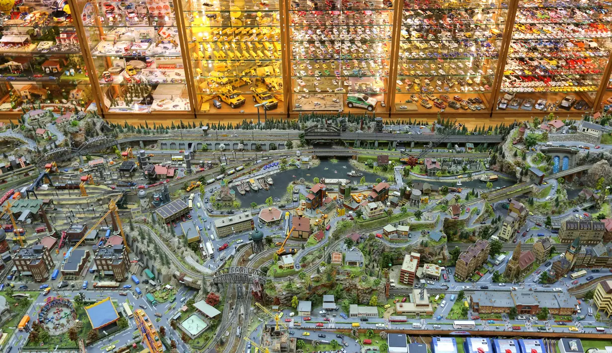 Koleksi mainan atau diecast dan diorama milik Nabil Karam yang dipamerkan di dalam museum Zouk Mosbeh, Libanon, (16/11). Dari aneka koleksi diecast dan diorama tersebut, Nabil Karam menerima penghargaan Guinness World Record. (Reuters/Aziz Taher)