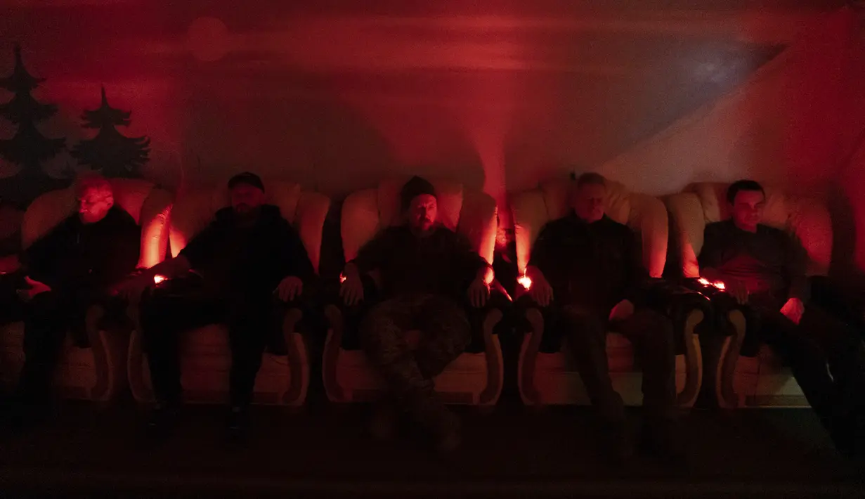 Tentara Ukraina menjalani terapi laser di sebuah pusat rehabilitasi di wilayah Kharkiv, pada 30 Desember 2022. Perang 10 bulan tanpa henti telah mendorong seorang komandan setempat untuk mengubah sanatorium era soviet lama menjadi pusat pemulihan bagi prajurit untuk mengobati penyakit mental dan fisik. (AP Photo/Vasilisa Stepanenko)