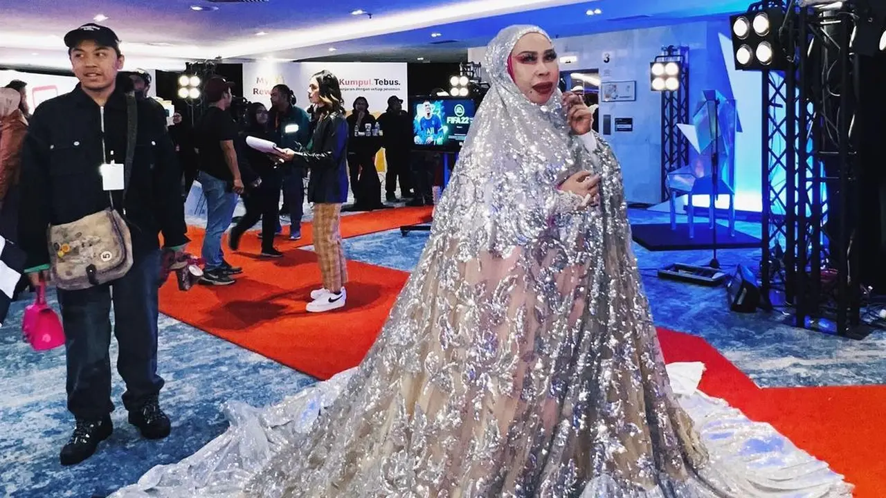 Pakai Mukena Jumbo di Red Carpet, Jutawan Malaysia Dituding Mengolok-olok Agama
