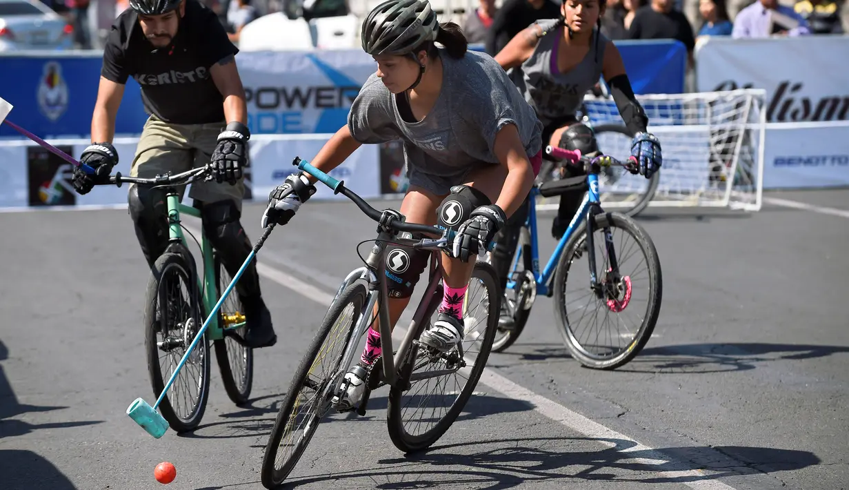 Peserta berebut bola sambil mengendarai sepedanya saat bermain Polo-Bike pada hari kedua World Bike Forum 2017 di Zocalo Square di Mexico City (20/4). (AFP Photo/Alfredo Estrella)