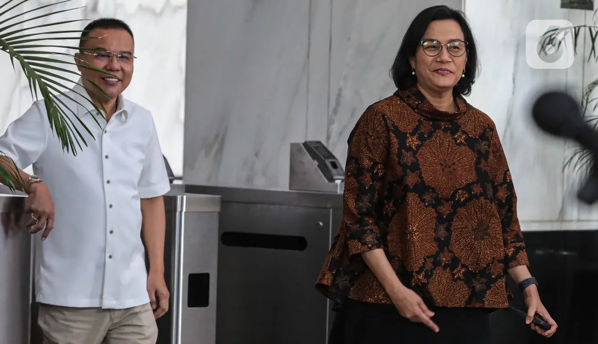 Menteri Keuangan Sri Mulyani (kanan) berjalan bersama Ketua Tim Gugus Tugas Sinkronisasi Prabowo-Gibran, Sufmi Dasco Ahmad (kiri) usai melakukan pertemuan tertutup di Kantor Kementerian Keuangan, Jakarta, Jumat (31/5/2024). (Liputan6.com/Angga Yuniar)