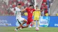 Pemain Timnas Indonesia, Nathan Tjoe-A-On (kanan) berebut bola dengan pemain Irak, Osama Rashid pada laga Grup F putaran kedua Kualifikasi Piala Dunia 2026 zona Asia di Stadion Utama Gelora Bung Karno (SUGBK), Senayan, Jakarta, Kamis (6/6/2024). (Bola.com/M Iqbal Ichsan)