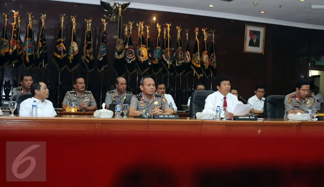 Kabareskrim Mabes Polri, Komjen Pol Ari Dono (kedua kanan) membacakan rilis kasus dugaan penistaan agama yang melibatkan Basuki Tjahaja Purnama (Ahok) di Jakarta, Rabu (16/11). Ahok ditetapkan sebagai tersangka. (Liputan6.com/Helmi Fithriansyah)