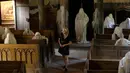 Turis Prancis mengunjungi Gereja St George yang menampilkan patung-patung serupa hantu di Lukova, Republik Ceko, 30 Agustus 2018. Selusinan patung menyerupai manusia berselimut jubah itu ditaruh berjajar seperti sedang mengikuti misa (AP/Petr David Josek)