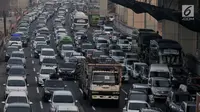 Sejumlah kendaraan terjebak kemacetan di ruas Tol Jakarta-Cikampek, Bekasi, Rabu (13/6). Pada H-2 Lebaran yang diprediksi puncak arus mudik, kendaraan pemudik yang melintasi ruas tol Jakarta-Cikampek mengalami kemacetan. (Merdeka.com/Iqbal S. Nugroho)