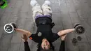 Atraksi barongsai melibatkan gerakan kaki yang menuntut kecepatan, kekuatan, dan keseimbangan kaki pemainnya. (Jade GAO/AFP)