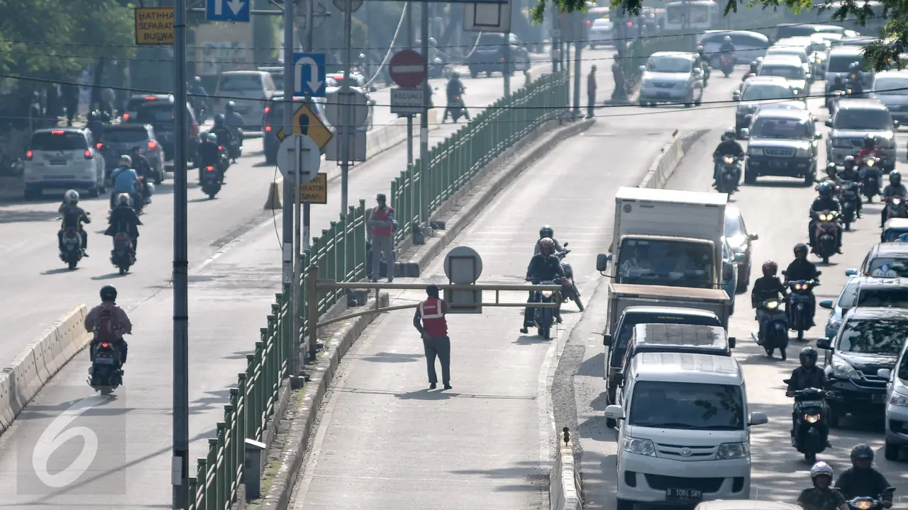 20160728-Dijaga Petugas, Pemotor Tetap Nekat Masuk Jalur Busway
