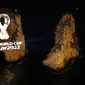 Batu karang 'Raouche' yang terkenal diproyeksikan dengan logo resmi Piala Dunia FIFA Qatar 2022 di Beirut, Lebanon pada Selasa (3/9/2019). Lambang itu juga diluncurkan secara serentak di 24 kota besar lainnya di seluruh dunia. (AP Photo/Hussein Malla)