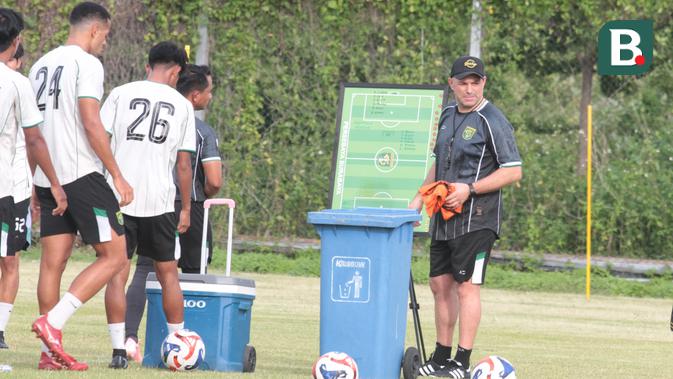 Hendri Susilo Sebut Sosok Bernardo Tavares Jadi Daya Tarik Laga Persebaya Vs Malut United di BRI Super League