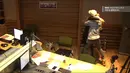 Saat Krystal memasuki ruangan siaran, ia disambut dengan pelukan yang hangat oleh Jonghyun. (Foto: kpopmap.com)