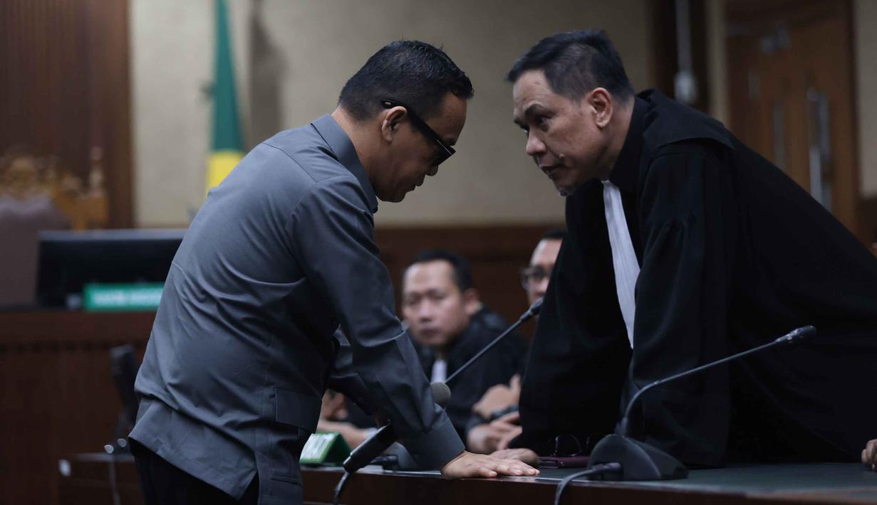 Mantan Wakil Menteri Ketenagakerjaan, Immanuel Ebenezer Gerungan atau Noel (kiri), saat sidang pembacaan putusan atau vonis di Pengadilan Tindak Pidana Korupsi (Tipikor), Jakarta, Kamis (4/6/2026). (Kapanlagi.com/Budy Santoso)