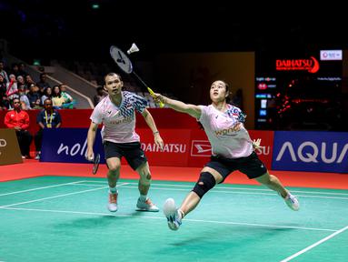 Pebulu tangkis ganda campuran Indonesia, Rinov Rivaldy/Lisa Ayu Kusumawati bertanding melawan pasangan Jepang, Hiroki Midorikawa/Natsu Saito dalam laga semifinal Indonesia Masters 2025 di Istora Senayan, Jakarta, Sabtu (25/01/2025). (Bola.com/Bagaskara Lazuardi)