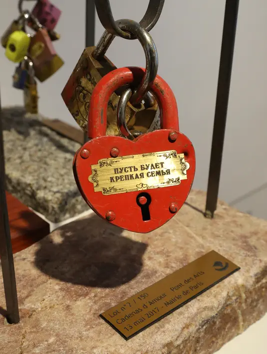 Salah satu gembok cinta di Jembatan Pont des Art saat dilelang oleh Ville de Paris, Prancis, Rabu (3/5). Pelelangan gembok cinta dari dua jembatan yang membentang di atas sungai La Seine akan berlangsung pada 13 Mei mendatang. (Jacques DEMARTHON/AFP)