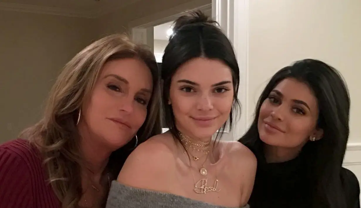 Hal tersebut dikarenakan hubungan mereka yang tidak terlalu baik saat ini. (People)