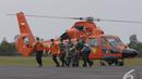 Helikopter Basarnas tiba dari KRI Banda Aceh dengan membawah jenazah penumpang AirAsia QZ8501 di Lanud Iskandar, Kalteng, Rabu (7/1/2015). Pelaksanaaan operasi memasuki hari ke-11 sudah mengevakuasi sebanyak 41 jenazah.(Liputan6.com/Andrian M Tunay)