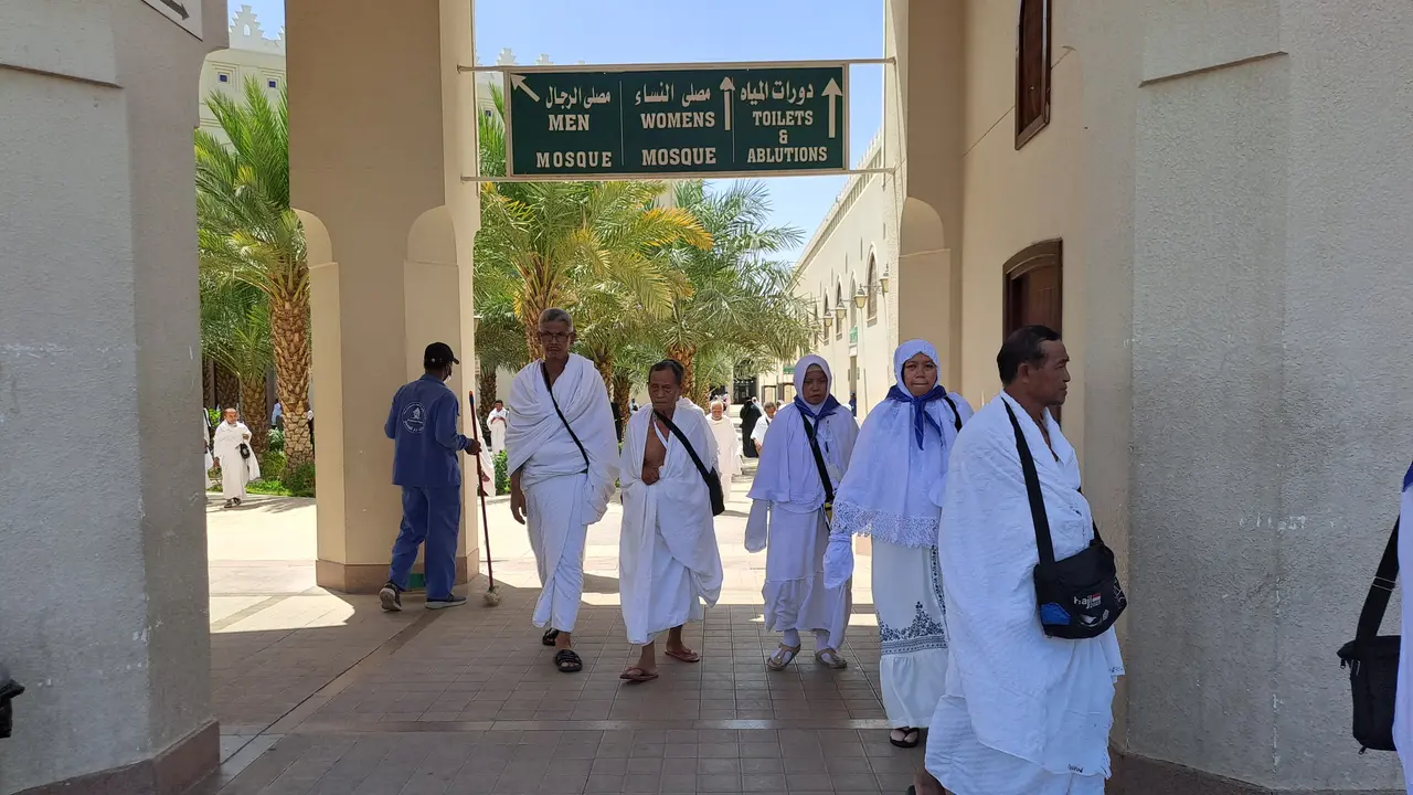 Jemaah haji Indonesia gelombang I mengambil miqat di Bir Ali sebelum ke Makkah untuk umrah. (Nafiysul Qodar/Liputan6.com)