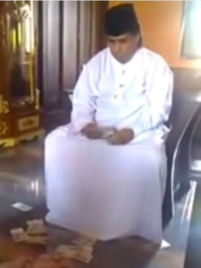 [Bintang] Isu Pesugihan, Pemilik Dimas Kanjeng Bisa Ciptakan Uang di Kursi