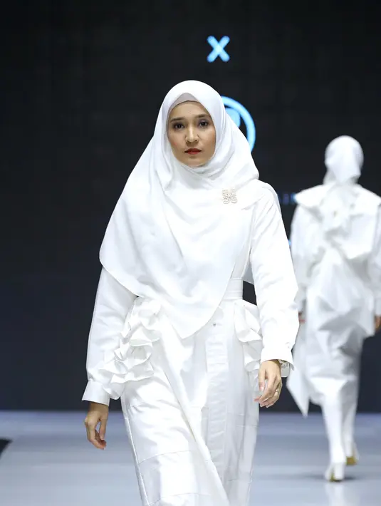 Terlihat begitu elegannya busana yang dikenakan Dini Aminarti. Dengan balutan islami, Dini terlihat begitu nyaman dipandang. Kecantikan Dini makin terpancarkan saat berpenampilan islami. Wajar saja, kalau pada acar tersebut banyak yang terpukau oleh penampilan Dini. (KapanLagi/Daniel Kampua)