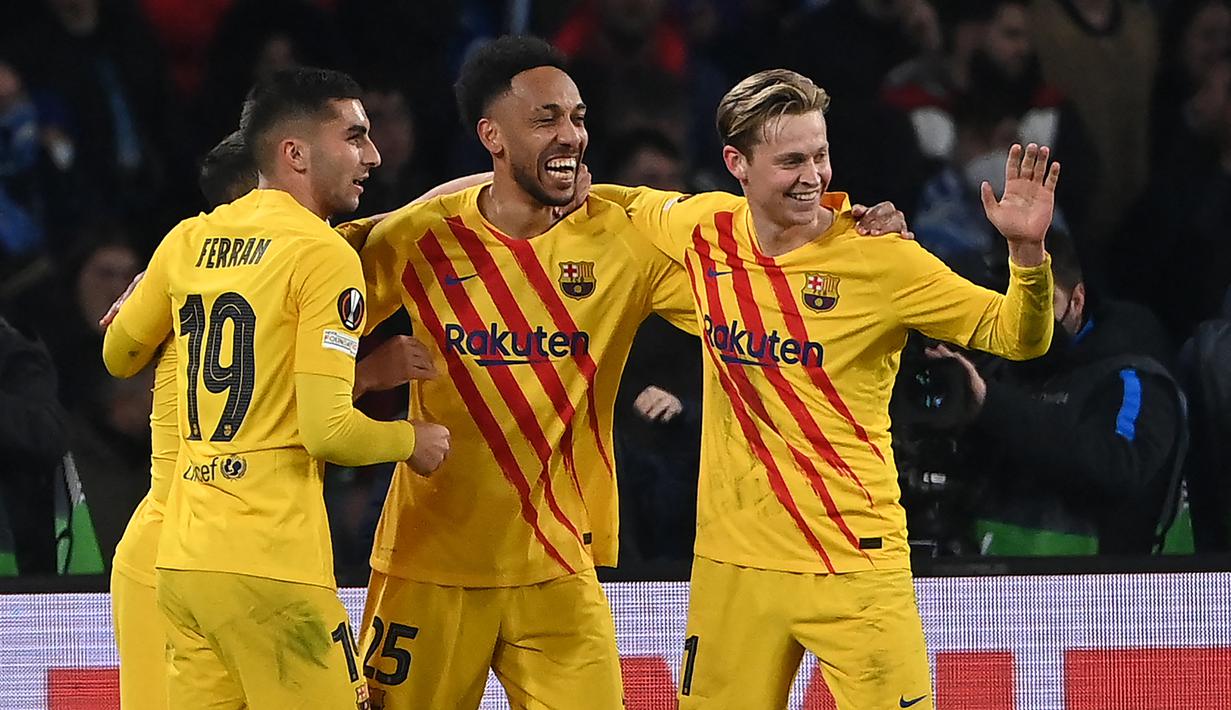 Barcelona memastikan lolos ke babak 16 Besar Liga Europa 2021/2022 usai menang 4-2 atas tuan rumah Napoli di leg kedua babak play-off, Kamis (24/2/2022). Striker anyar asal Arsenal, Pierre-Emerick Aubameyang kembali menyumbang gol dalam laga tersebut. (AFP/Andreas Solaro)
