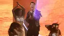 Penampilan Nick Jonas membawakan lagu barunya “Find You” di panggung American Music Awards (AMA) 2017, Los Angeles, Minggu (19/11). Nick terlihat menari bersama dancer-dancer wanitanya yang seksi dengan busana menerawang. (Matt Sayles/Invision/AP)