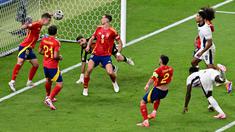 Pemain Spanyol Dani Olmo melakukan penyelamat heroik menggagalkan gol Inggris final Euro 2024. Aksi itu jadi salah satu yang membuat Spanyol menyegel gelar juara Euro 2024. (AFP/Tobias Schwarz)