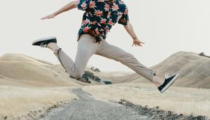 Ilustrasi celana chino pria. (Photo by Caleb Woods on Unsplash)