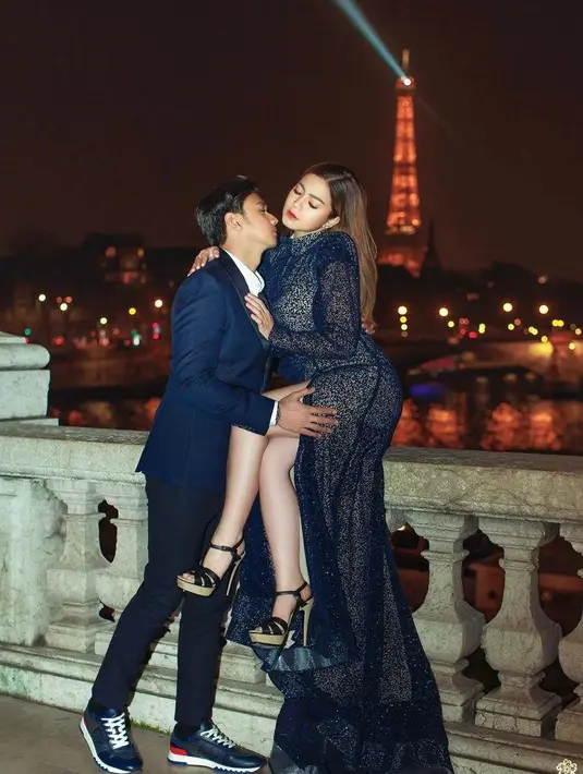 Sementara Caesar Hito tampil gagah dalam balutan one set suit warna biru navy yang senada. (Instagram/fdphotography90).