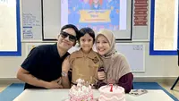 Resmi bercerai bukan menjadi penghalang bagi Natasha Rizki dan Desta untuk tetap dekat dengan sang anak. Setelah liburan bersama, kini keduanya merayakan ulang tahun Mishka di sekolahnya. Terlihat Natasha tampil syar'i dengan kerudung coklat dan baju maroon. @desta80s