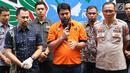 Pesinetron Rio Reifan (tengah) memberi keterangan bersama petugas Direktorat Reserse Narkoba Polda Metro Jaya saat rilis, Jakarta, Jumat (16/8/2019). Rio Reifan kembali ditahan polisi terkait kasus narkoba untuk kali ketiga. (Liputan6.com/Helmi Fithriansyah)