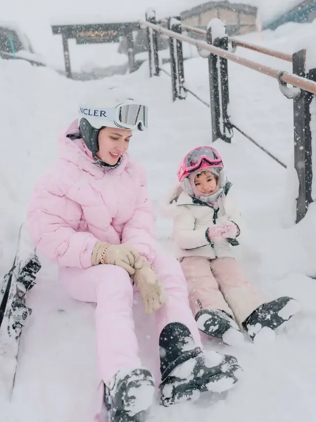 Potret Shandy Aulia dan Claire Sang Putri Main Salju di Jepang (credit: instagram.com/shandyaulia/missclaireherbowo).