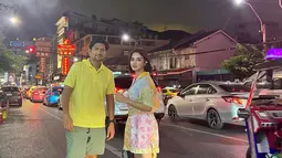 Dalam unggahan akun Instagramnya, aktris kelahiran 1981 ini tampak bertolak ke Thailand bersama dengan suaminya, Ibnu Jamil. Ririn Ekawati terlihat mengenakan set shirt dan short pants penuh warna dan motif serta belt, sepatu sneakers putih dan hand bag. (Instagram/ririnekawati)