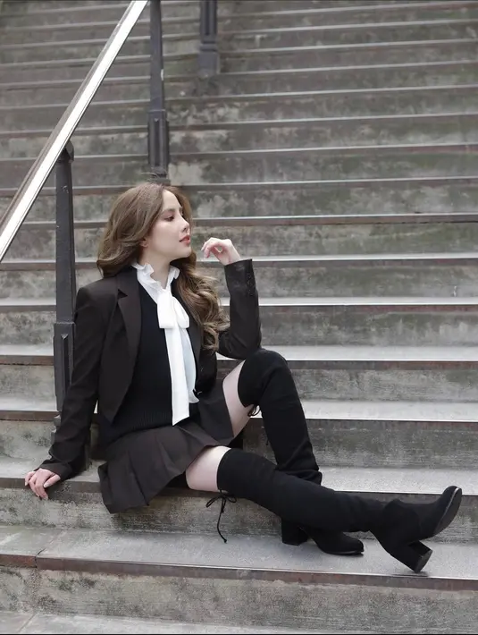 <p>Black shool outfit adalah pilihan outfit yang tepat jika kamu ingin terlihat elegan dan berwibawa.&nbsp;(instagram/agatha_chelsea)</p>