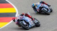 Pembalap Gresini Racing, Marc Marquez (kiri) dan Alex Marquez memacu motornya saat MotoGP Jerman 2024 yang berlangsung di Sirkuit Sachsenring, Jerman, Minggu (07/07/2024) waktu setempat. (AFP/Radek Mica)