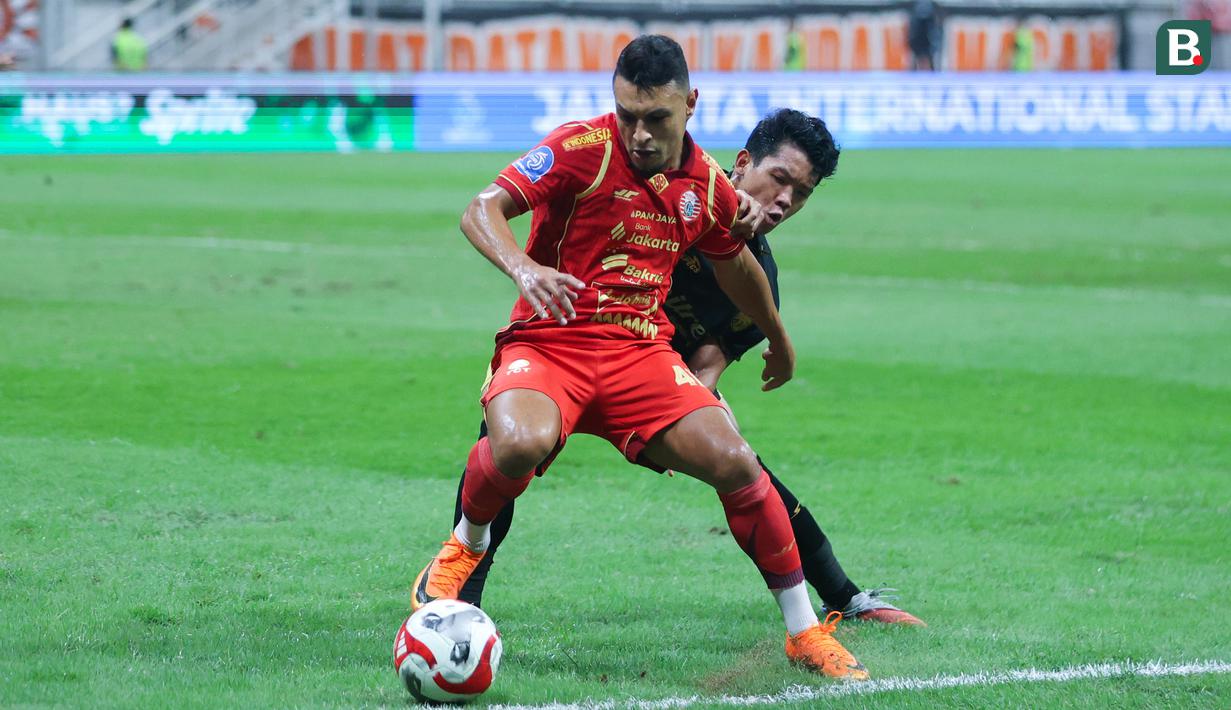 Pemain Persija Jakarta, Alaaeddine Ajaraie, berebut bola dengan pemain Borneo FC Samarinda, Alfarezzi Buffon, dalam laga pekan ke-24 BRI Super League di Jakarta International Stadium (JIS), Selasa (3/3/2026). (Bola.com/M Iqbal Ichsan)
