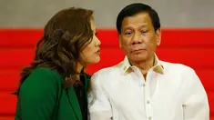 Presiden Filipina Rodrigo Duterte didampingi pasangannya, Honeylet Avancena, menunggu para pemimpin negara-negara anggota ASEAN yang akan menghadiri KTT ke-30 ASEAN di Manila, Filipina, Sabtu (29/4). (AP Photo / Bullit Marquez)