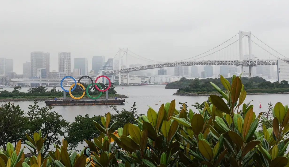 Cincin Olimpiade terlihat di Taman Laut Odaiba, Tokyo, Jepang (17/7/2020). Olimpiade Tokyo akan digelar di arena yang sama dengan mengikuti jadwal yang hampir tidak berbeda dari yang direncanakan sebelum ajang tersebut ditangguhkan akibat pandemi COVID-19 pada Maret lalu. (Xinhua/Du Xiaoyi)