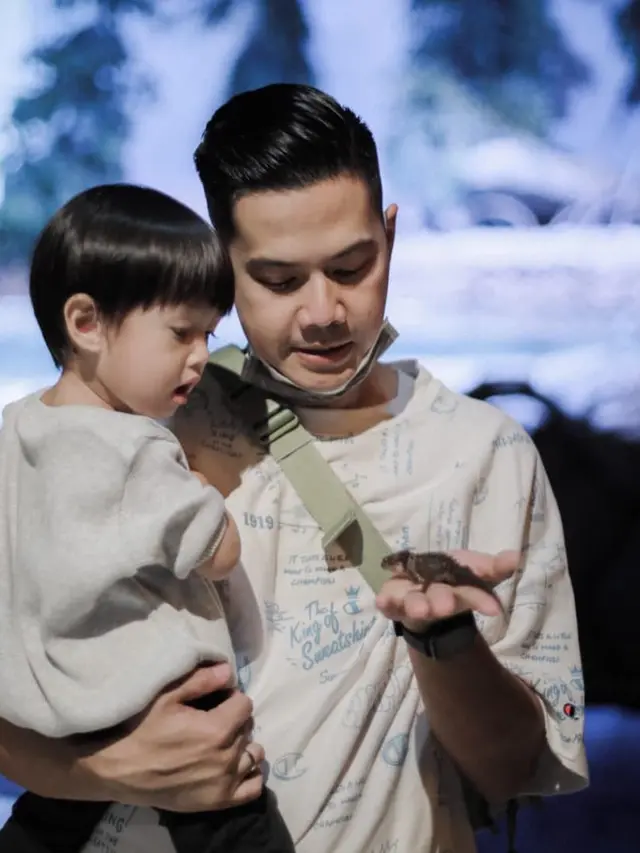 6 Potret Artis Pria Pemeran Antagonis saat Momong Anak, Jadi Family Man Sejati