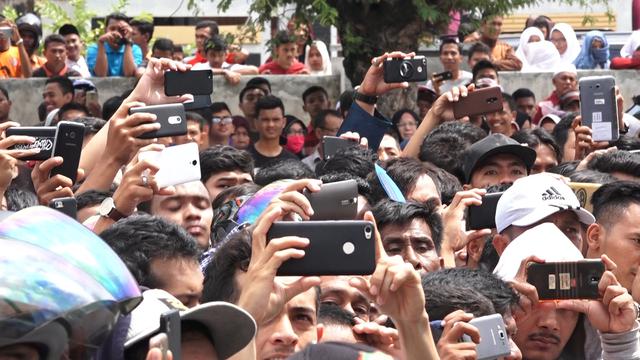 Disorot Kamera Ponsel, 2 PSK Online Jalani Hukum Cambuk di Halaman Masjid