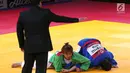 Atlet beladiri Kurash Indonesia, Szalsza Maulida saat bertarung dengan Kumush Yuldashova dari Uzbekistan di 16 besar kelas putri dibawah 78 kg di JCC Senayan, Jakarta, Kamis (30/8). Indonesia kalah 0-10 dari Uzbekistan. (Liputan6.com/Fery Pradolo)