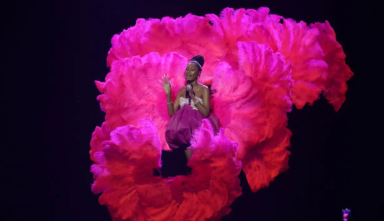 Muni Long tampil dalam BET Awards di Microsoft Theater, Los Angeles, Amerika Serikat, 26 Juni 2022. Muni Long memeriahkan BET Awards 2022 dengan menyanyikan sejumlah lagu dan penampilan menawan di atas panggung. (AP Photo/Chris Pizzello)
