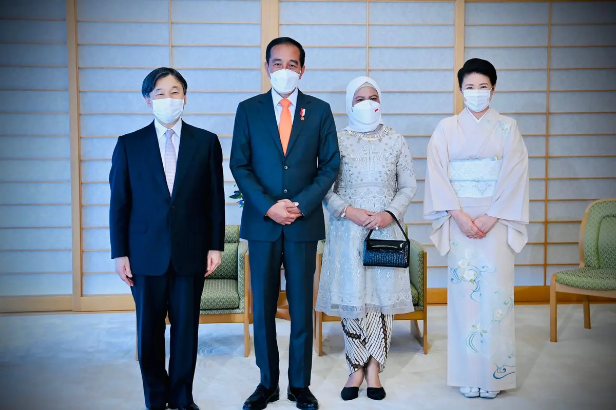 Presiden Jokowi dan Ibu Negara Iriana ketika menemui Kaisar Jepang Naruhito dan Permaisuri Masako, di Istana Kekaisaran Jepang, Tokyo, Rabu (27/7/2022). (Biro Pers Sekretariat Presiden)