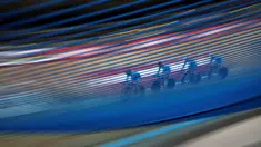 Pebalap sepeda Belgia berlatih jelang Kejuaraan Dunia Balap Sepeda Trek di Lee Valley Velo Park, London, Inggris, (1/3/2016). (AFP/Adrian Dennis)