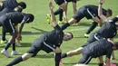 Bek AS Roma, Vasilis Torosidis (tengah) melakukan pemanasan saat sesi latihan di Trigoria, Roma, Italia (15/9/2015). AS Roma akan menantang Barcelona di leg pertama penyisihan Grup E Liga Champions. (AFP PHOTO/ANDREAS Solaro)