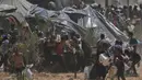 Warga Palestina berbondong-bondong mengumpulkan paket bantuan kemanusiaan dari Uni Emirat Arab yang dijatuhkan dengan parasut ke Deir al-Balah, bagian tengah Jalur Gaza, pada Selasa 19 Agustus 2025. (AP Photo/Abdel Kareem Hana)